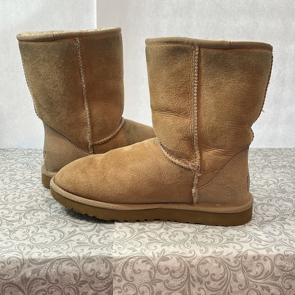 Ugg size 8 in good preowned condition - Picture 6 of 12